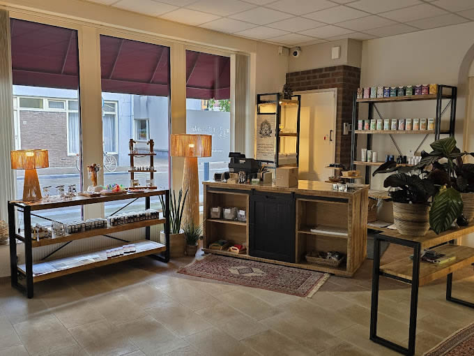 winkel met 190 verschillende soorten edelsteenhangers in voorraad